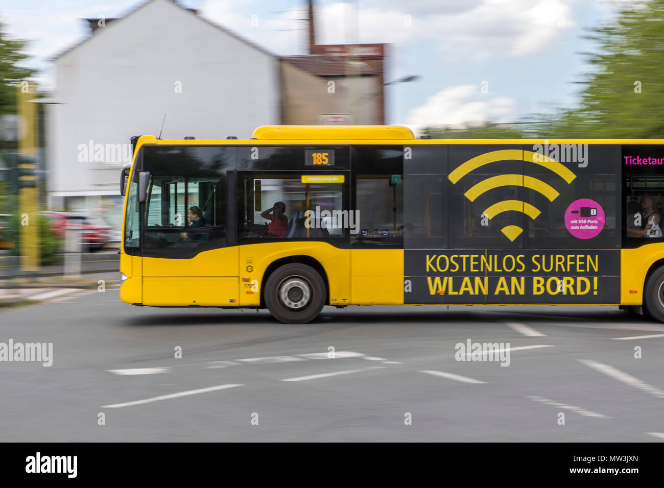 Lokale Verkehrsmittel Bus, mit kostenfreiem WLAN an Bord und USB-Ladestecker, der Ruhrbahn GmbH, Verkehrsunternehmen der Städte Essen und Mülheim ein Stockfoto