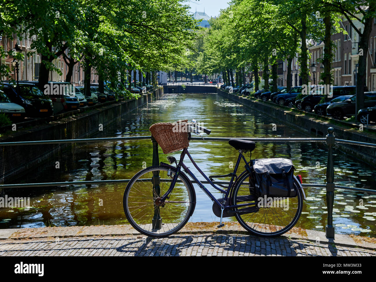Fahrrad auf Brücke über einem Kanal im Zentrum von Den Haag, Niederlande Stockfoto