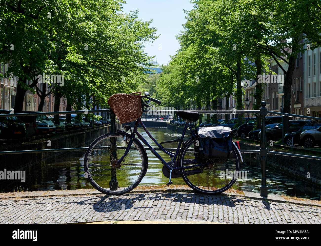 Fahrrad auf Brücke über einem Kanal im Zentrum von Den Haag, Niederlande Stockfoto