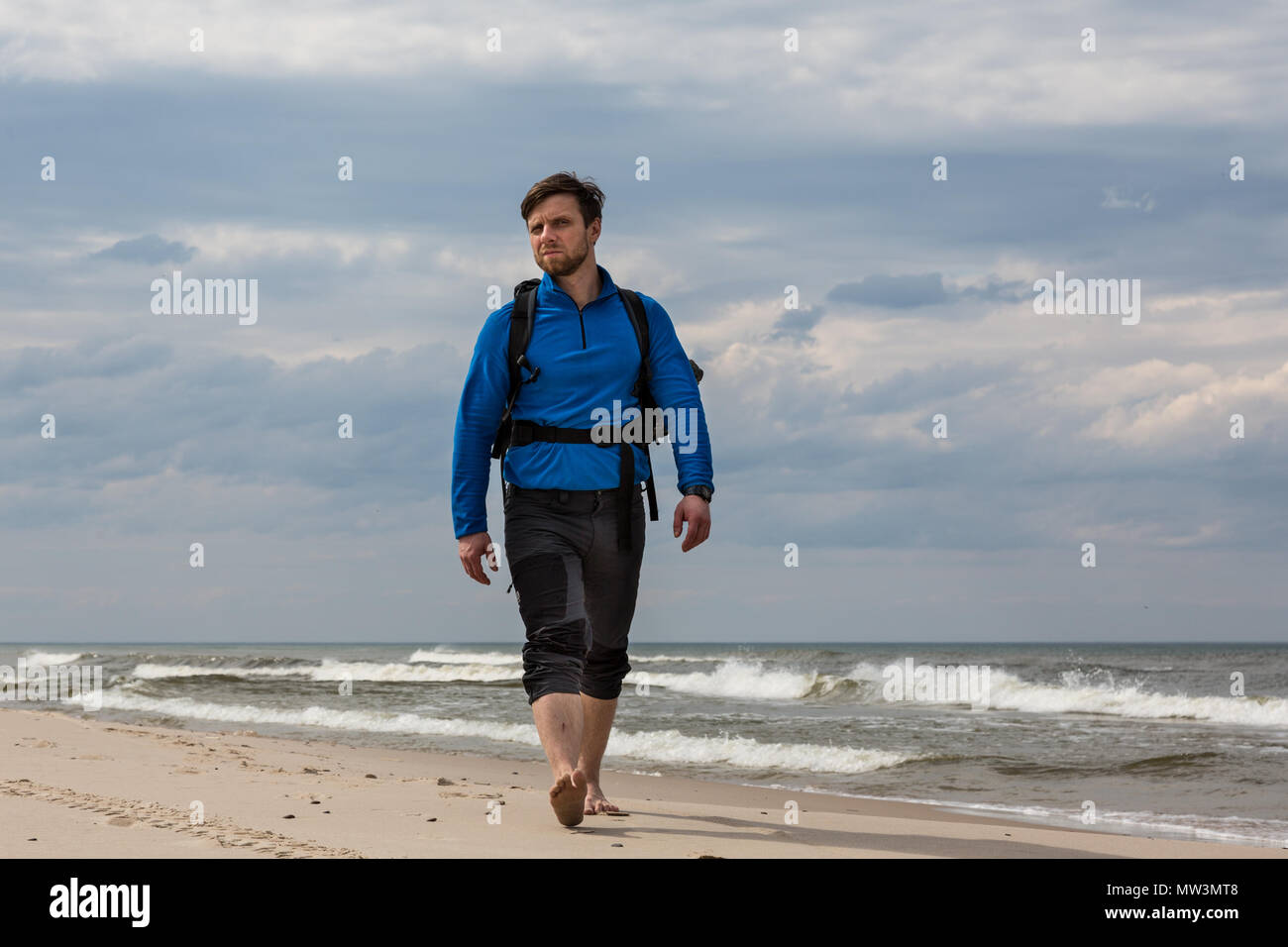 Touristische auf einem sandigen Strände an der Ostsee in Polen mit dramatischen Himmel im Hintergrund. Stockfoto