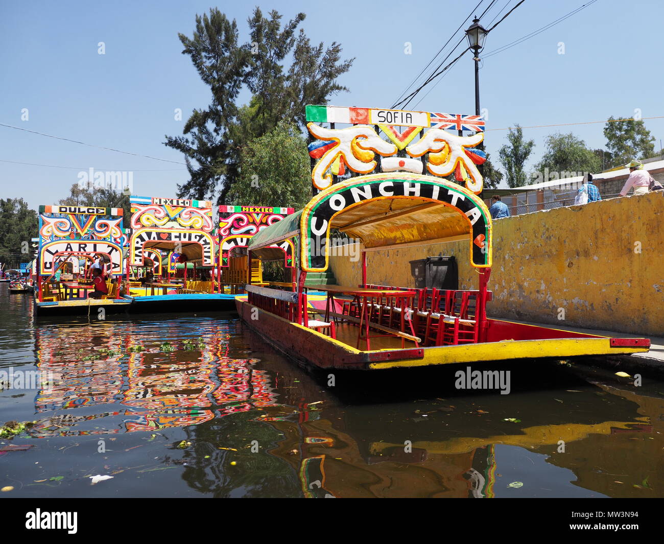 Farbige mexikanischen Boote mit Frauen namen der schwimmenden Gärten von Xochimilco in Mexiko Stockfoto