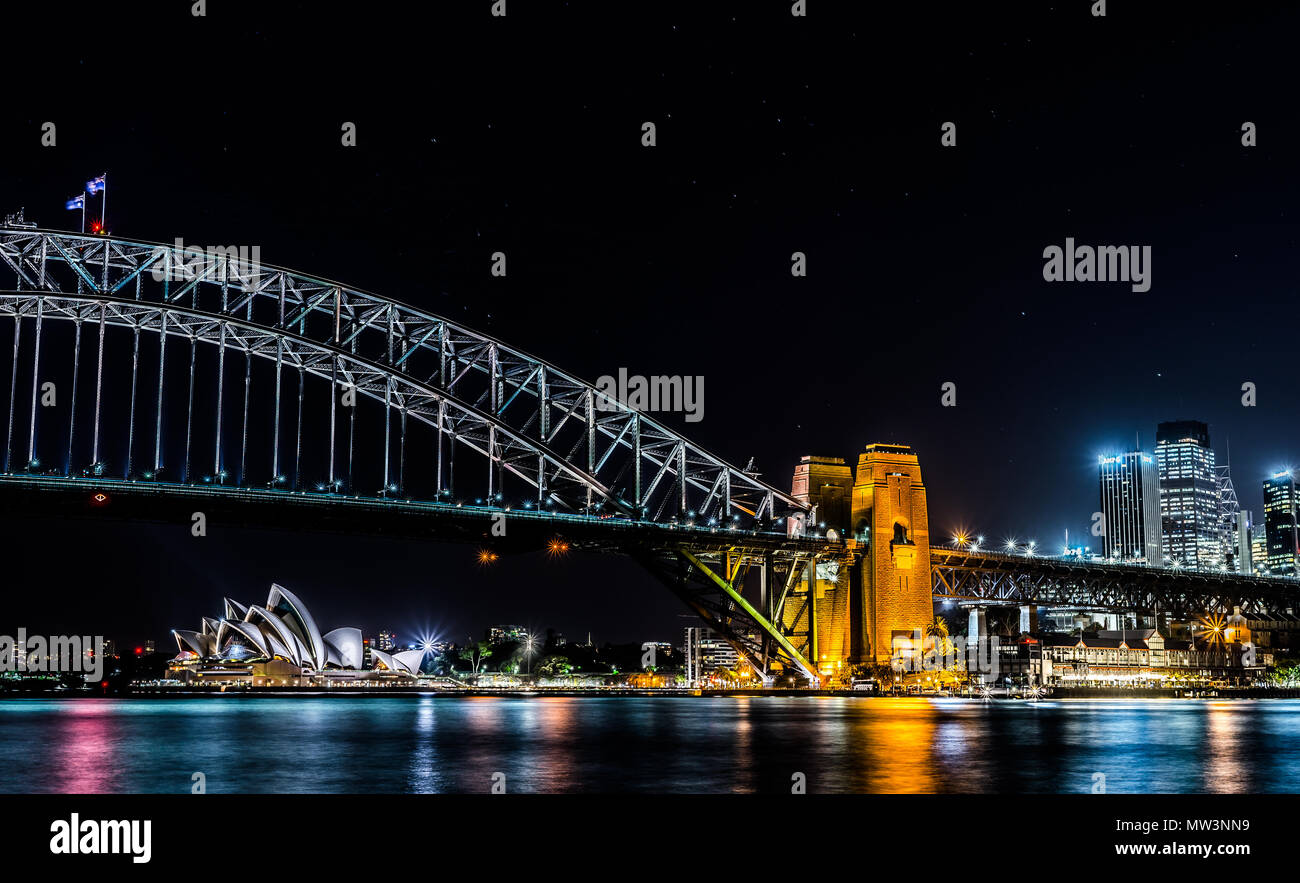 Das Opernhaus, die Harbour Bridge und die Skyline von Sydney bei Nacht Stockfoto