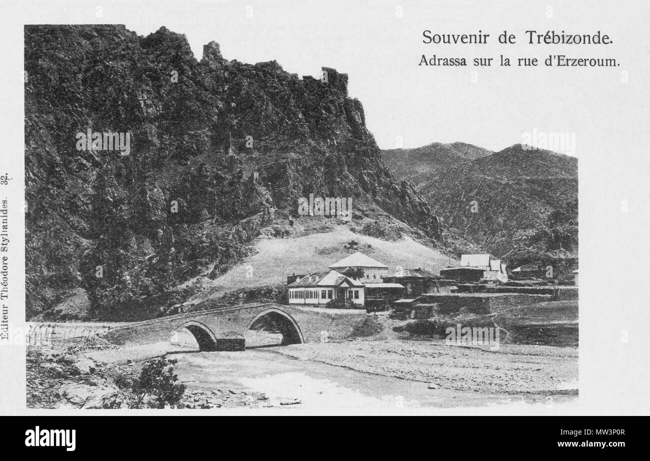 . Englisch: Blick auf eine alte Brücke über einen Fluss in der Nähe von Trabzon, Erzurum. 8. Juni 2014. Theodore Stylianidis 98 Brücke über den Fluss auf der Straße, in der Nähe von Trabzon Erzurum Stockfoto