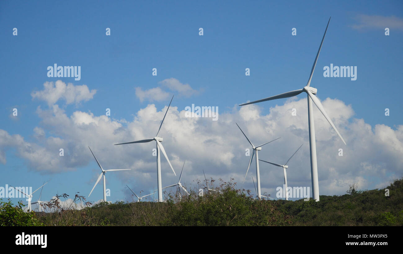 Windmühlen für elektrische Energie Produktion. Bangui Windmühlen in Ilocos Norte, Philippinen. Solar Farm, Solar Power Station. Stockfoto