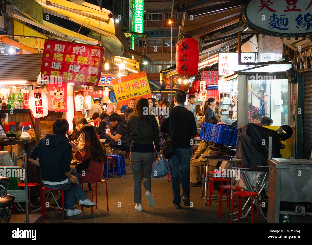 Taipei, Taiwan, 14. Februar 2018: Street View von Raohe Street Nachtmarkt Essen voller Menschen Stockfoto