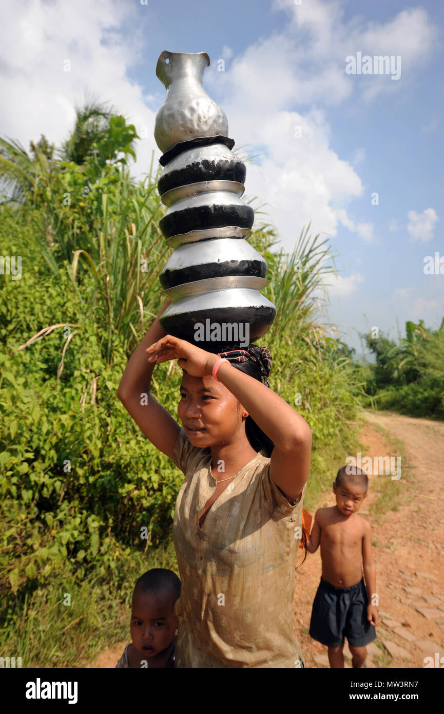 Rangamati, Bangladesch, - 17. Oktober 2011: Stamm Mädchen Wasser aus Quellen und Brunnen in der entfernten Sajek Tal von Rangamati in Bangladesch. Stockfoto
