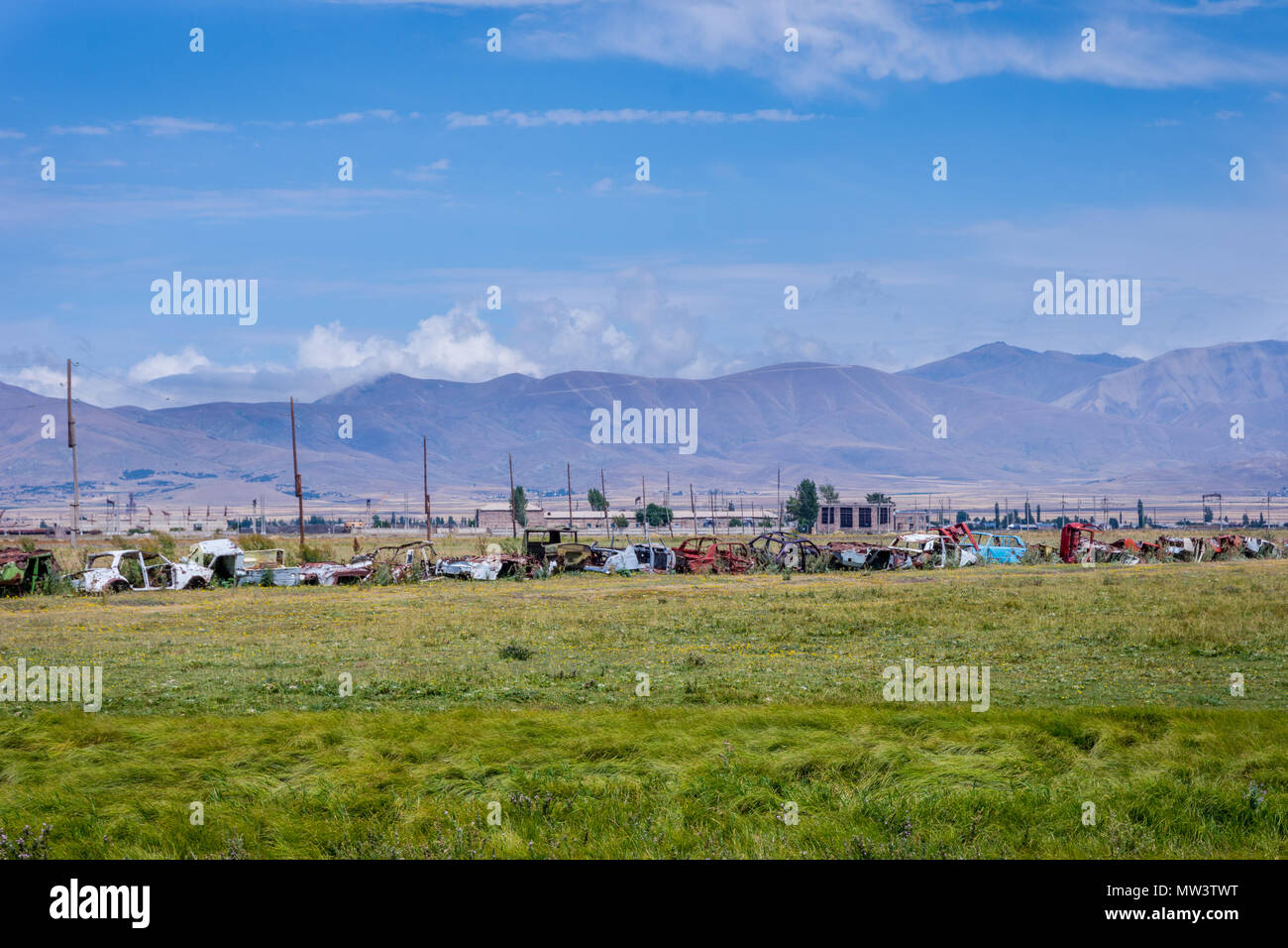 Landart Zaun oder ein Abfall in der bunten Wiese, Armenien Stockfoto