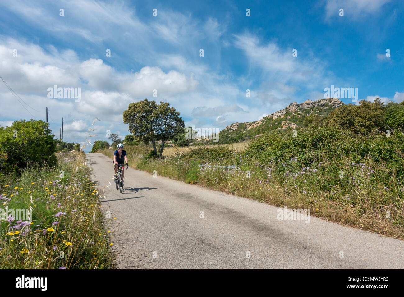 Weibliche Radfahrer mit dem Fahrrad durch die schne Landschaft von  Sardinien Stockfotografie - Alamy