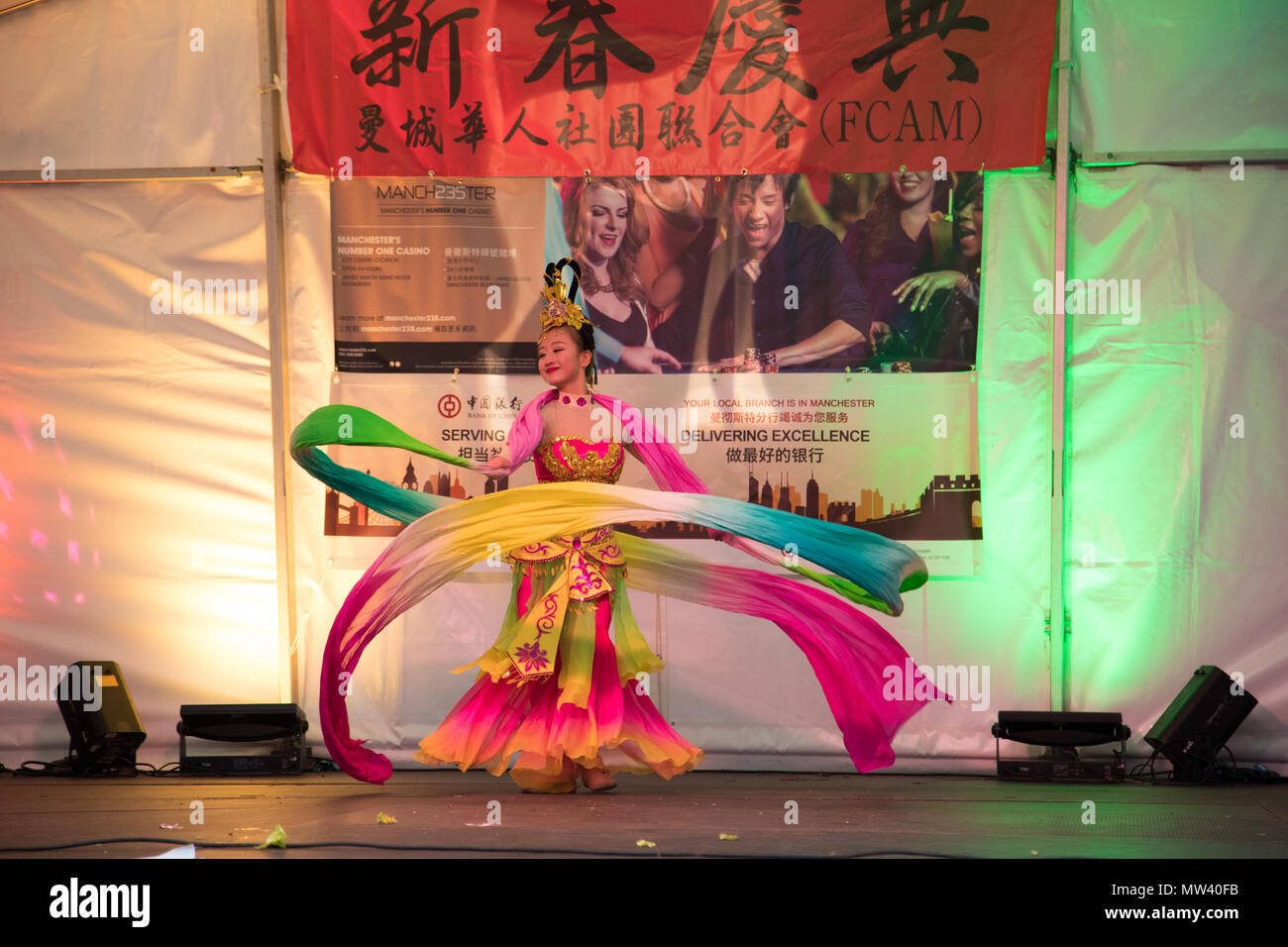 Die Feiern zum chinesischen Neujahr im Stadtzentrum von Manchester als Rechtsakte, Performances und Tänzer auf den Straßen und in den Mittelpunkt der Veranstaltung zu feiern. Stockfoto