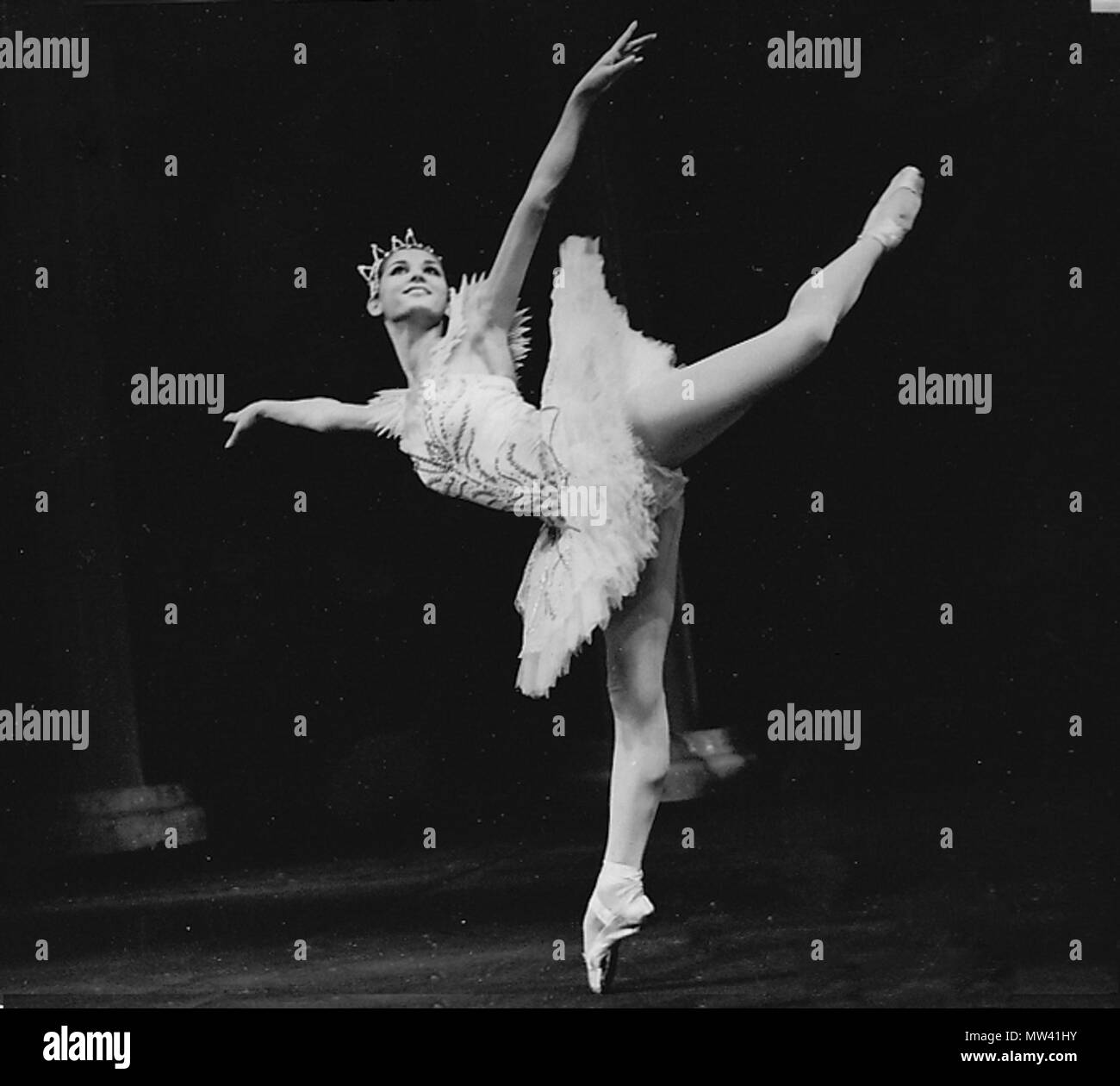 . Englisch: Türkisch Prima Ballerina Gulcan Tunccekic in Sleeping Beauty 1961. Das Bild war zuerst in Ihrer offiziellen Facebook Seite mit gesonderter Erlaubnis ihres Sohnes Pamir Kiraner freigegeben. Die Verwendung der Bilder ist nur mit einem Verweis auf gulcan Tunccekic's Namen erlaubt. 22 Mai 2010, 21:49:16. Pamir Kiraner&A. Selen Selçuk 257 Gulcan Tunccekic uyuyan Guzel 1961 Stockfoto