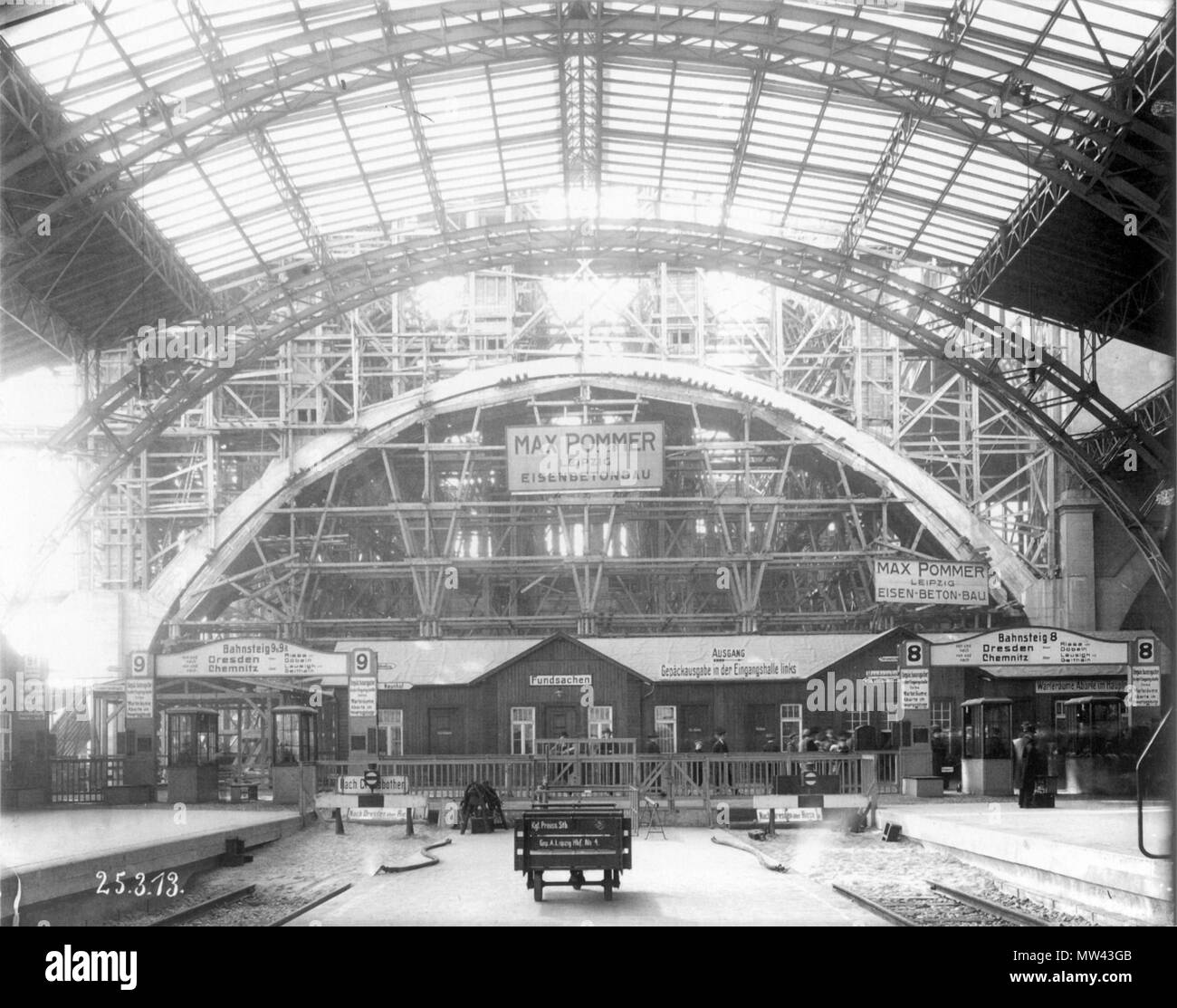 . Englisch: Bau der Leipziger Hauptbahnhof, 1913 English: Leipzig, georgiring Nr. 14 (heute Willy-Brandt-Platz), Hauptbahnhof im Bau, Querbahnsteig, Baracke, 1913. 25. März 1913. Atelier Hermann Walter Bernhard Müller († 1930) Karl Walter (* 7. Juni 1874; † 11. Oktober 1940) 267 Hauptbahnhof Bau Leipzig 1913 Stockfoto