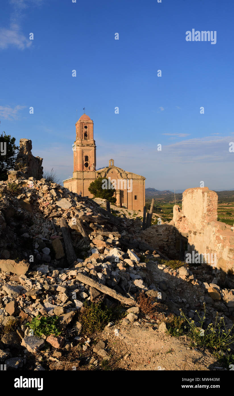 Sant Pere Kirche in Poble Vell de Sant Pol de Ebro, Provinz Tarragona, Katalonien, Spanien (im Spanischen Bürgerkrieg beschädigt 1936-1939) Stockfoto