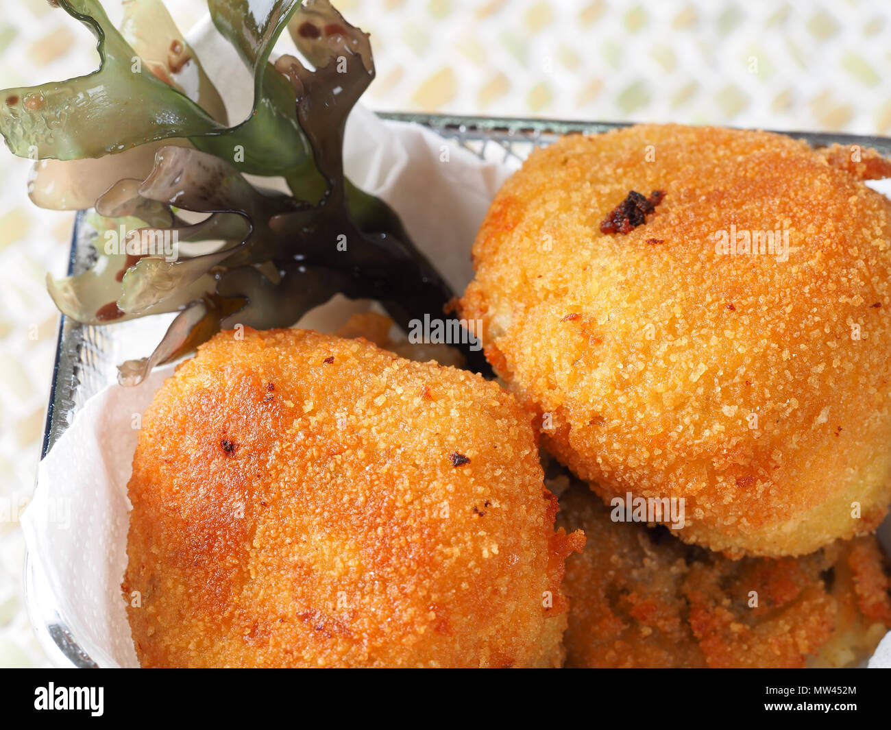 Irisches Moos Kroketten Kroketten aus Kartoffeln und irisches Moos Algen. Einen nahrhaften veganen Starter. Stockfoto