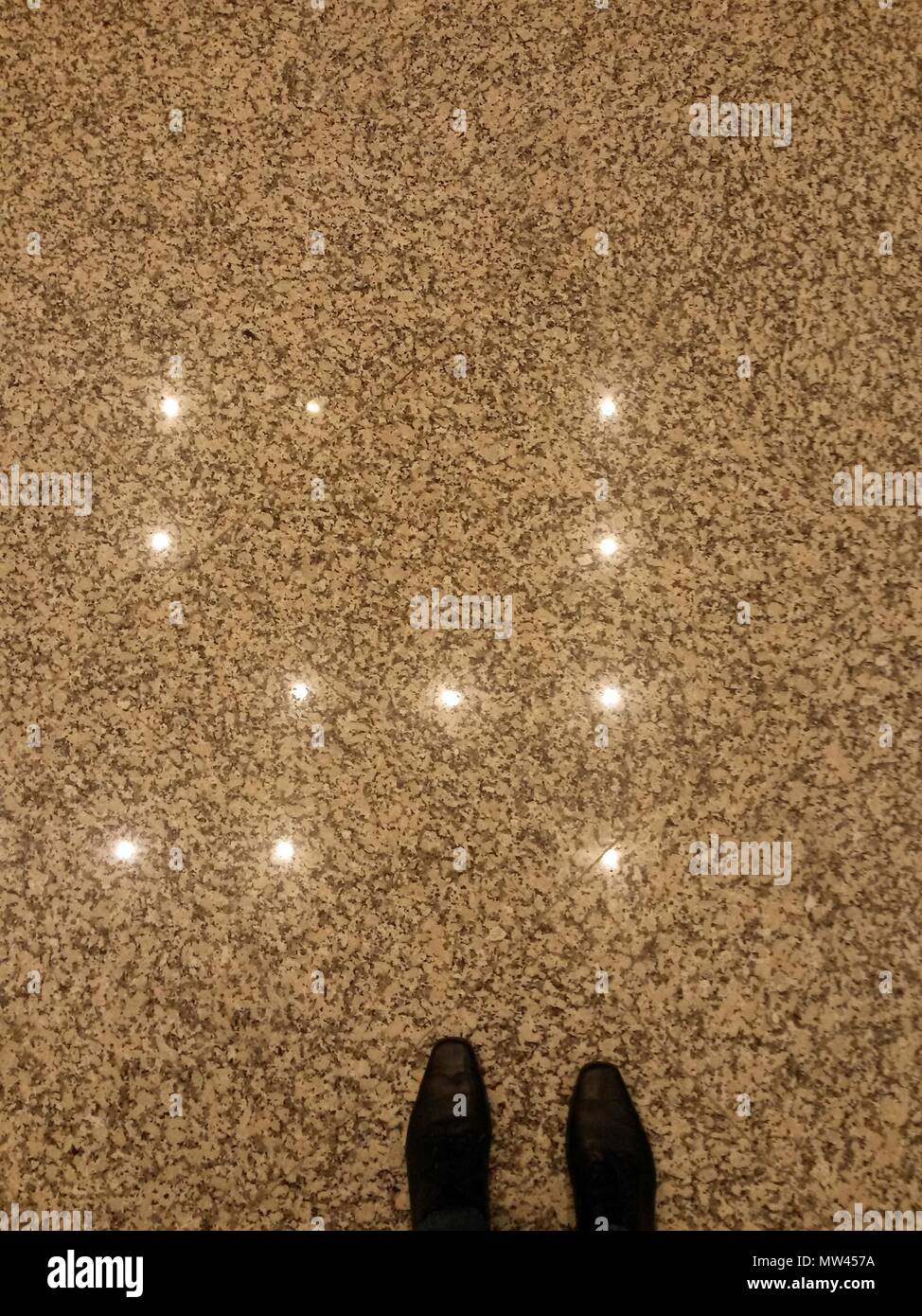Schwarze Schuhe auf Marmor Platte, Ansicht von oben Stockfoto
