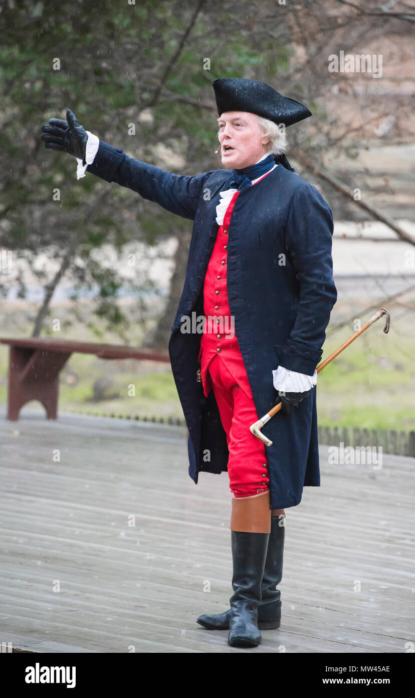 Reenacting Thomas Jefferson in seinen älteren Jahren, Bill Barker toughs es heraus in der Kälte und im Regen, sprechen mit verlängerter Arm und hält eine Reitgerte. Stockfoto