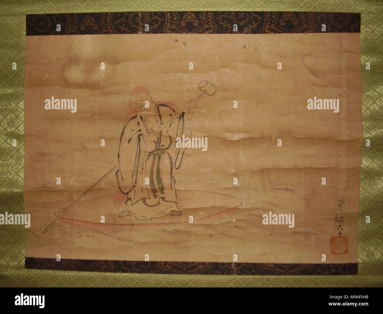 . Englisch: Malerei eines Shōjō stehend auf einer übergroßen Untertasse Stil willen Schale, mit einem sehr langstieligen Kelle Willen durch ein Meer von Was kann entweder Sake oder Wasser sein. Malerei; sumi Tinte und Wasserfarben (?) auf Papier mit (was zu sein scheinen) feine Flecke des Mica. Unterzeichnet & wie von Kano Tsunenobu (1636-1713) versiegelt; Unbestätigt, plausibel (Forschung nötig!). Die Malerei ist lose' Kano Schule', & (spätestens) 19. Jahrhundert oder früher (zu den akkreditierten Künstler Lebensdauer). Private Sammlung; fam. Wittig et Cie. Referenz geschossen - Scans anstehende Note-betreuer zu Mediawiki; schrieb ich eine komplette desc Stockfoto