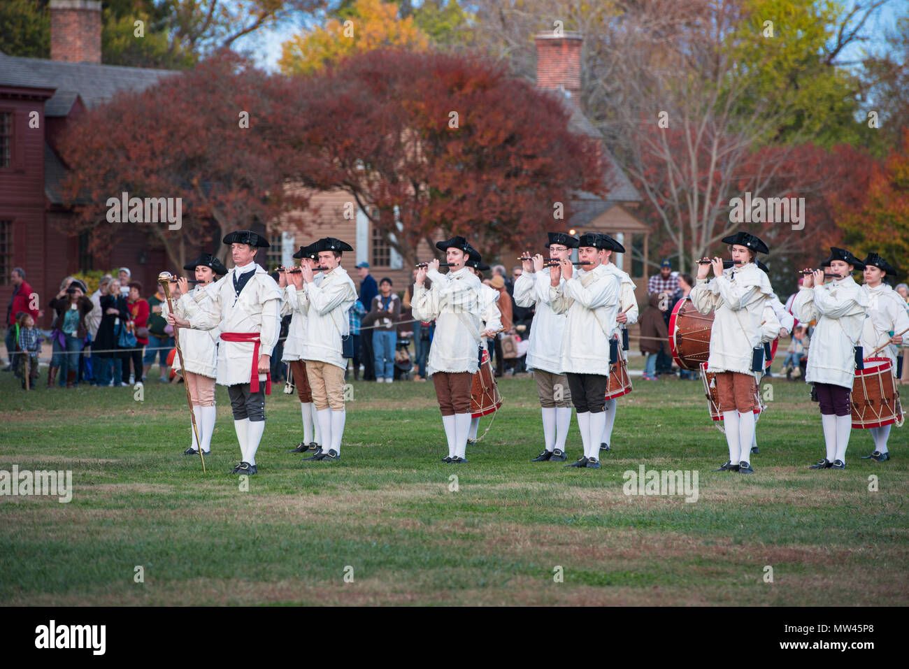 Junior Fife und Drum Corps auf der Grünen hinter dem Gerichtsgebäude in Colonial Williamsburg, Virginia. Peer-led-Junior Corps tragen weiße Mäntel. Stockfoto