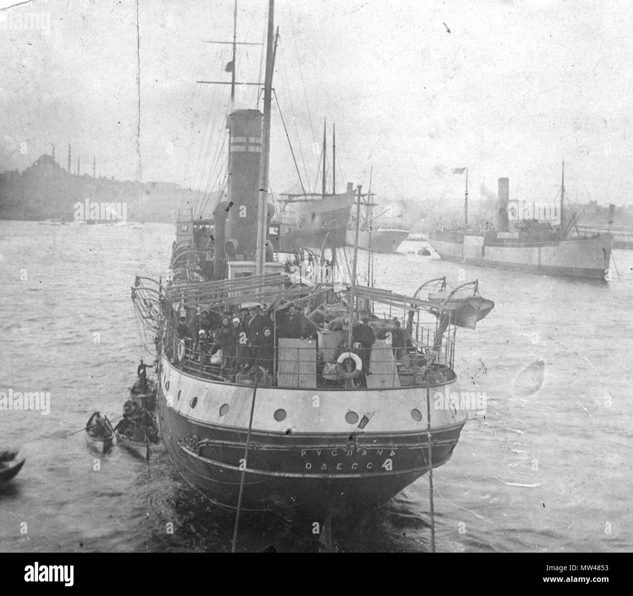 . עברית: האניה רוסלאן עוגנת בנמל איסטנבול (קושטא) בדרכה מהעיר אודסה לארץ - ישראל. רוב הנוסעים ברוסלאן היו רשומים כחוק (חלקם על פי נתונים שהומצאו לצורך הנסיעה). מספר קטן של נוסעים היו סמויים ולכן היו מעפילים לכל דבר. 1919. Von November 1919 bis Dezember 1919. אינו ידוע 31 AJI Ausblick 2581 Stockfoto