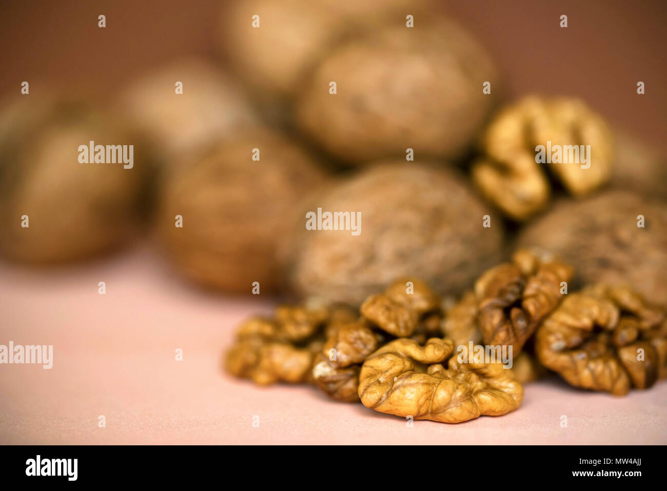 Walnüsse und Kernel auf beigem Hintergrund Stockfoto
