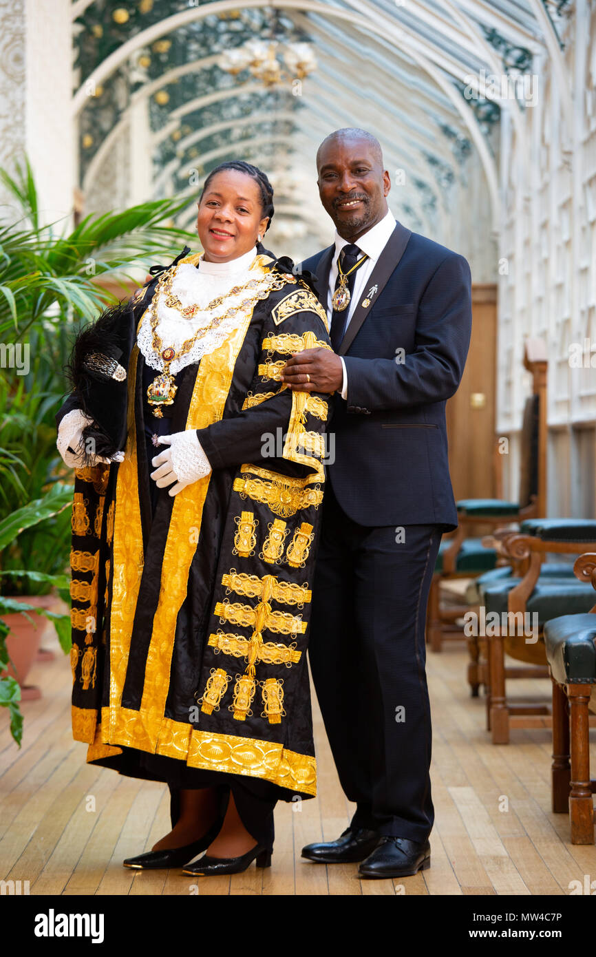 Herr Bürgermeister von Birmingham 2018-2019 Yvonne Mücke abgebildet mit ihrem Gemahl Winston Stockfoto