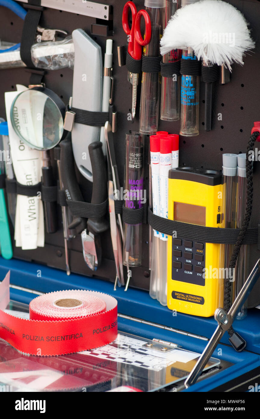 Italien, Polizia Scientifica, tragbare Polizei forensische Labor im Koffer Stockfoto