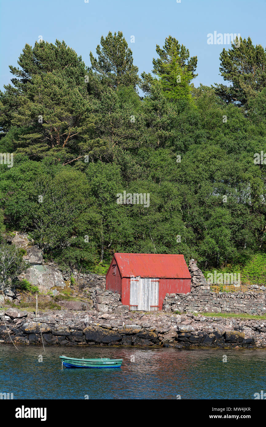 Red Hut, grüne Boot, Loch Torridon, Schottland Stockfoto
