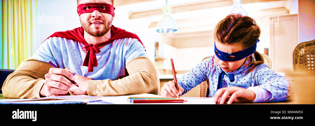 Vater und Sohn, die vorgibt, Superheld Stockfoto