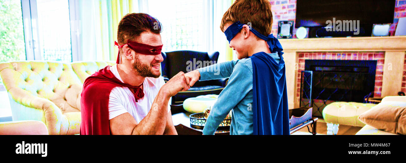 Vater und Sohn geben Fist bump Miteinander Stockfoto