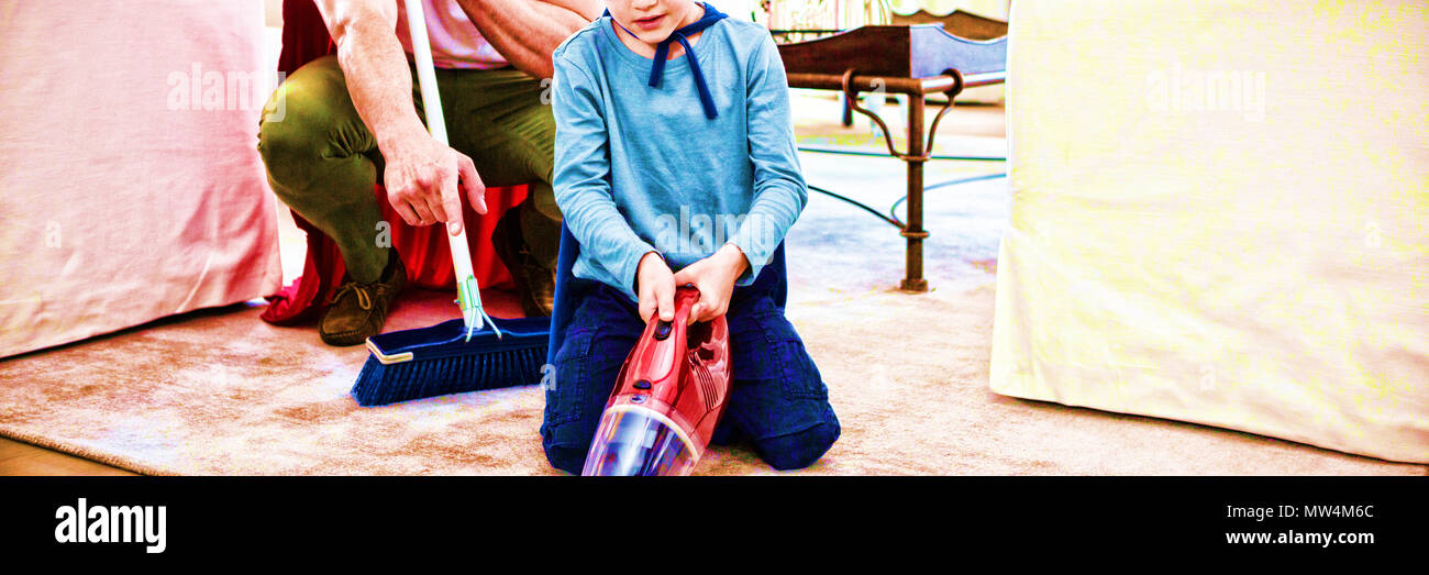 Vater und Sohn, die vorgibt, Superheld Stockfoto