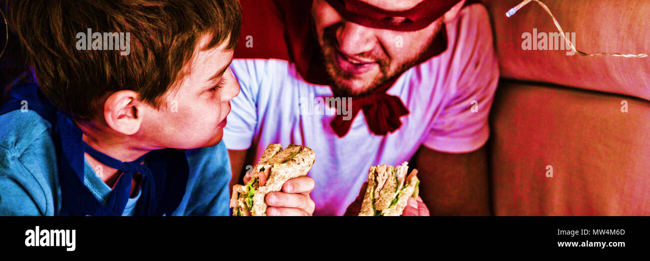 Vater und Sohn, die vorgibt, Superheld Stockfoto