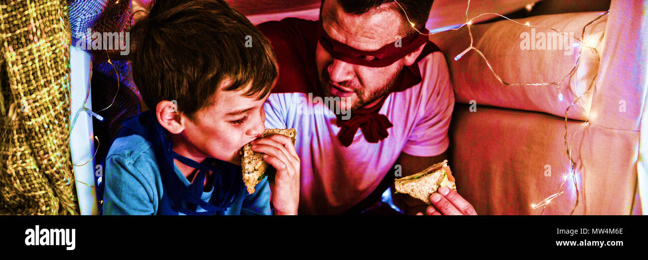 Vater und Sohn, die vorgibt, Superheld Stockfoto