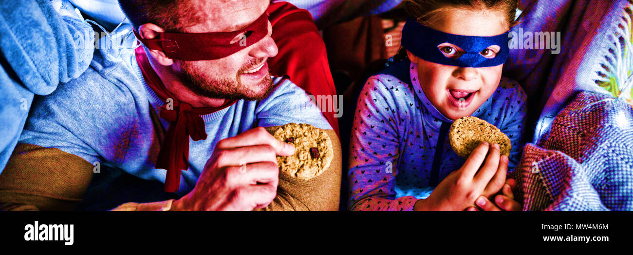 Vater und Sohn, die vorgibt, Superheld Stockfoto