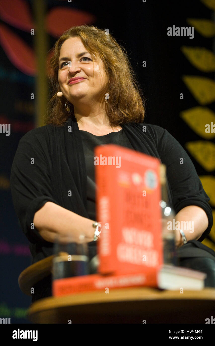 Ruth Jones Schauspielerin Drehbuchautor Produzent sprechen auf der Bühne im Tata Zelt bei Hay Festival 2018 Hay-on-Wye Powys Wales UK Stockfoto