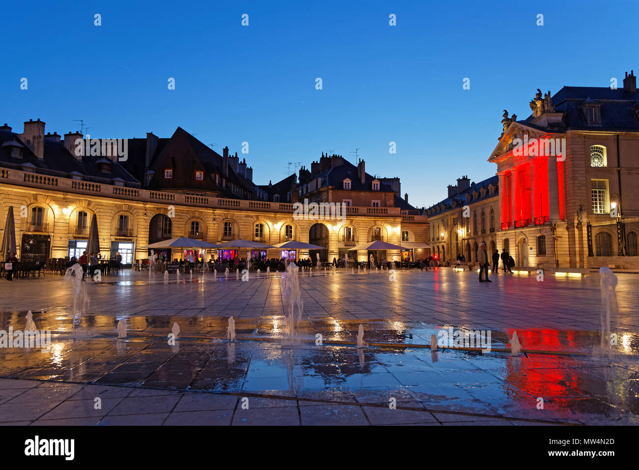 DIJON, Frankreich, 20. Mai 2018: Der Palast der Herzöge von Burgund in der Nacht. Diese bemerkenswert gut erhaltenen architektonischen Gefüge Häuser der Stadt ha Stockfoto