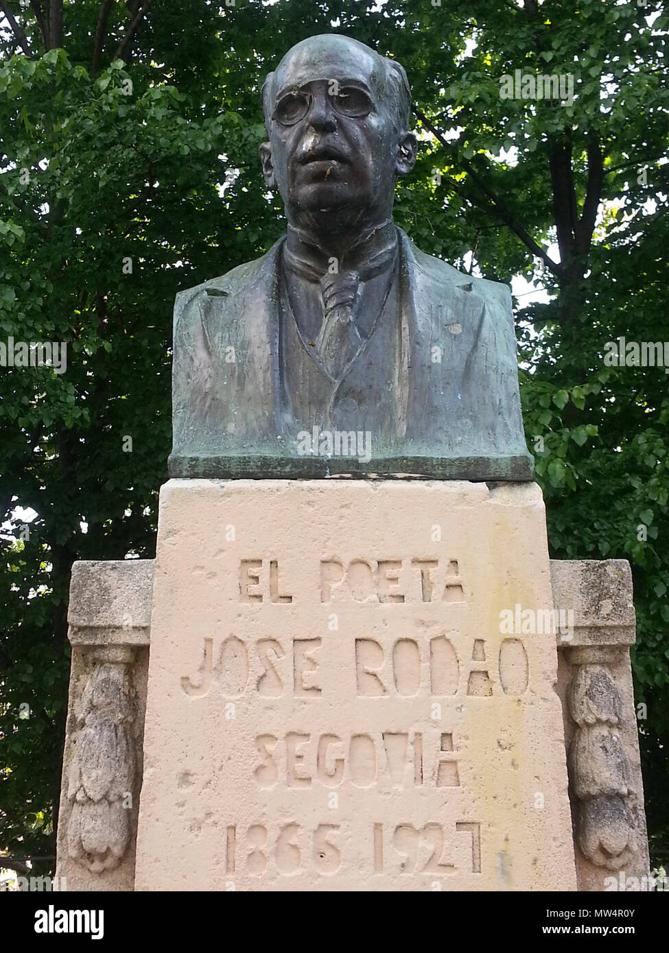 . Español: Busto Obra de Aniceto Marinas.[1], para el monumento al poeta José Rodao (1866-1927), colocado en el Paseo del Salón de la Muralla Exterior de Segovia (España). Englisch: Büste von aniceto Marinas. (Lesen Sie mehr: [2]) für das Denkmal des Dichters José Ródão (1866-1927), auf der Promenade der Halle der äußeren Mauer von Segovia (Spanien). 8 Mai 2014, 18:47:02. Latemplanza 323 Jose Rodao por Marinas Stockfoto