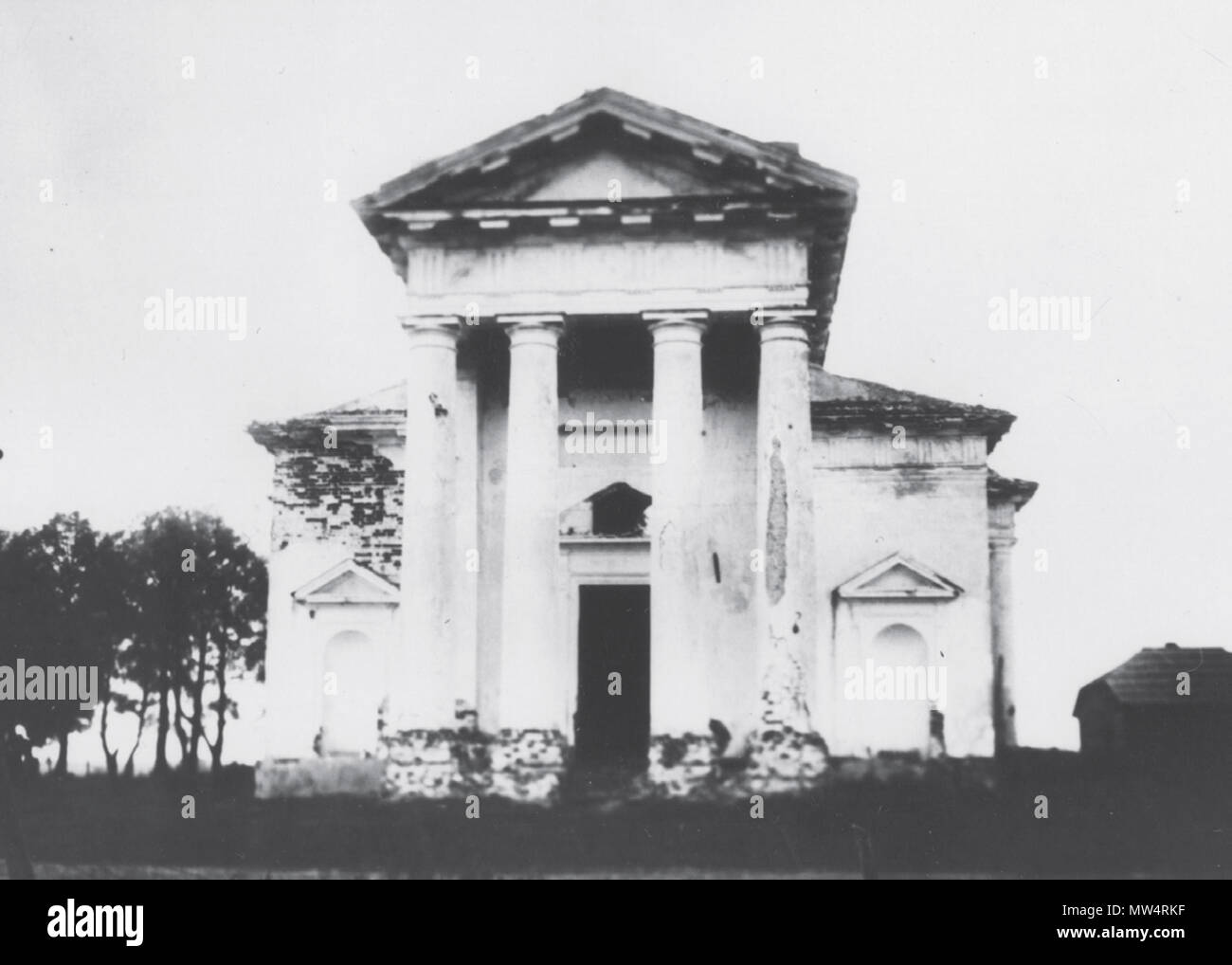 687 Рясна. Главный фасад костела. Фото 1950 - х гг. Stockfoto