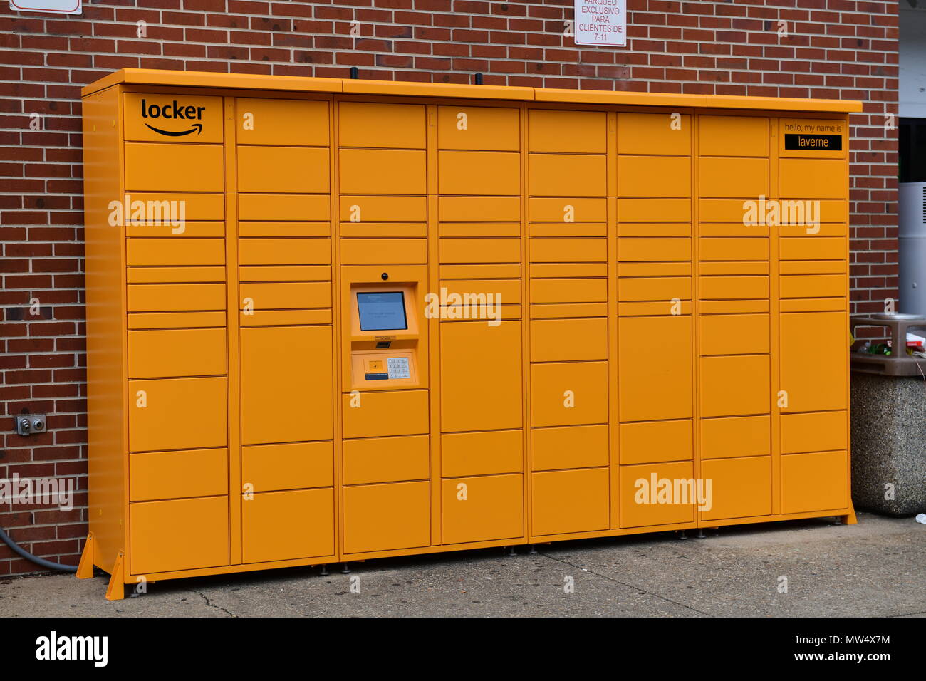 Amazon Schließfach ein sicheres System, Amazon an öffentlichen Plätzen für Abholung und Rücksendung von Paketen verwendet Stockfoto