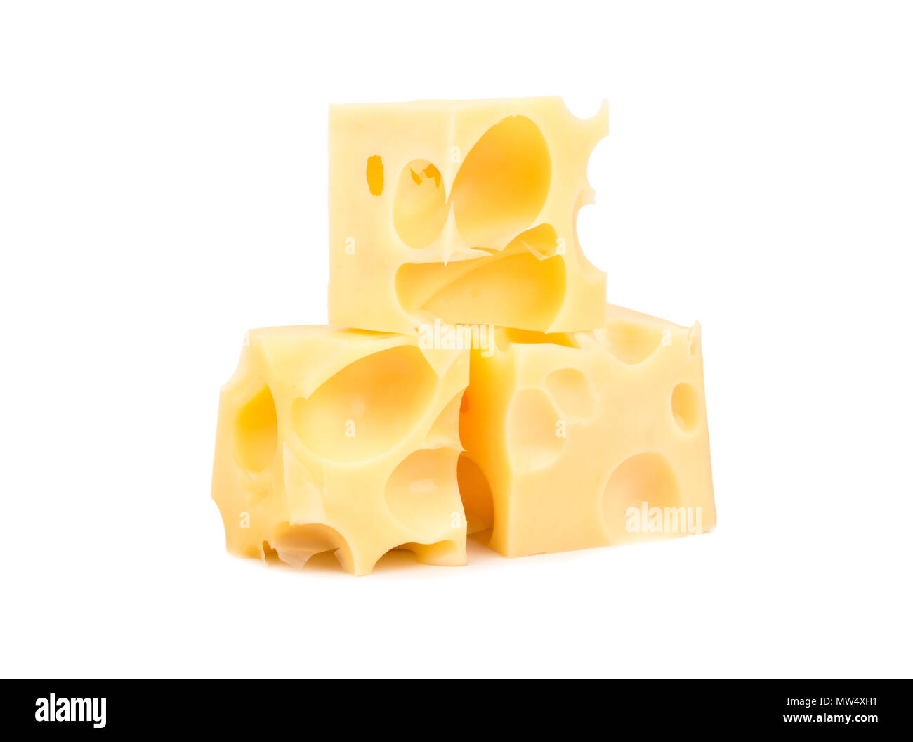 Drei Würfel von Käse mit Löchern auf weißem Hintergrund Stockfoto