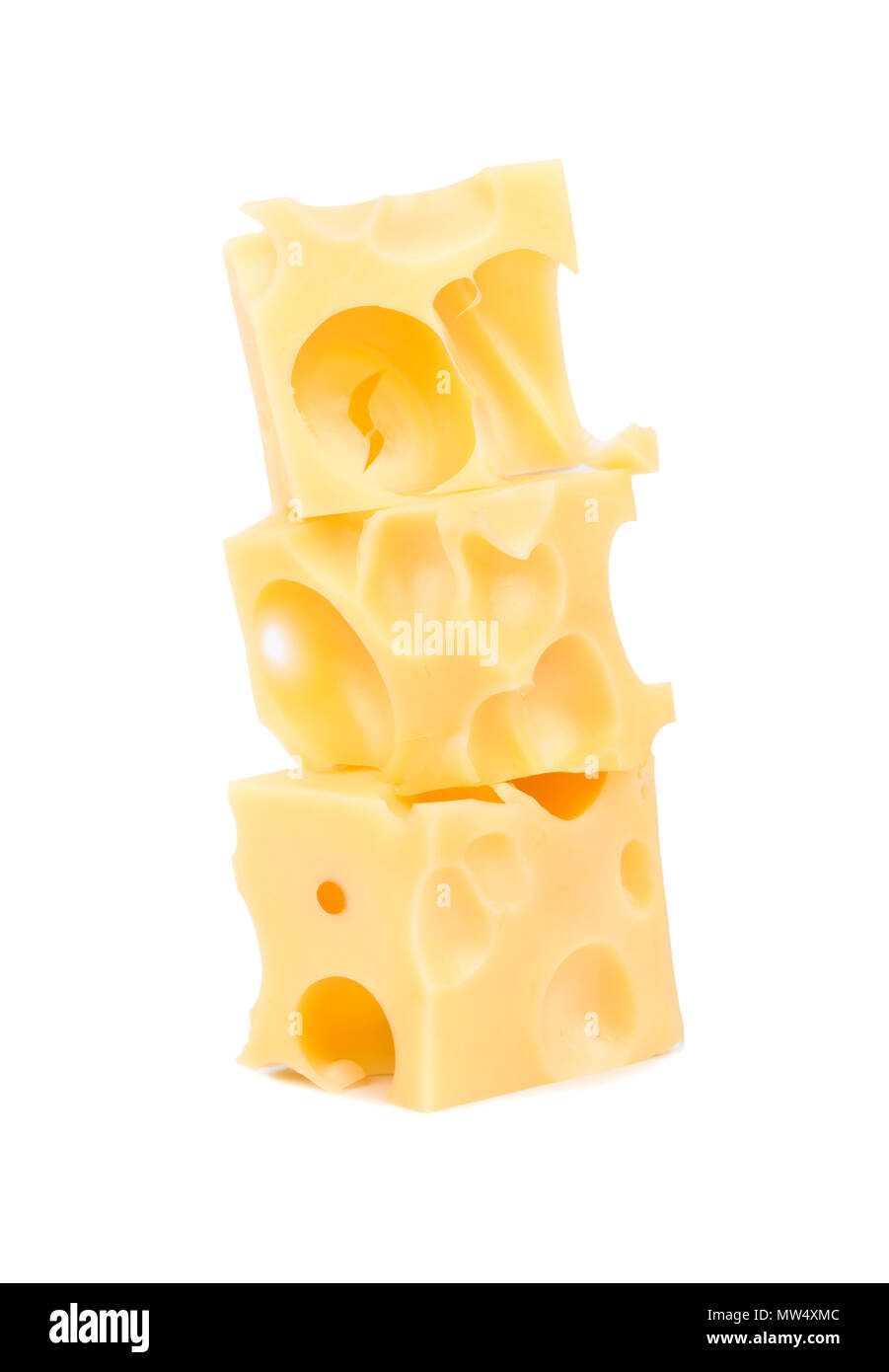 Drei Würfel von Käse mit Löchern auf weißem Hintergrund Stockfoto