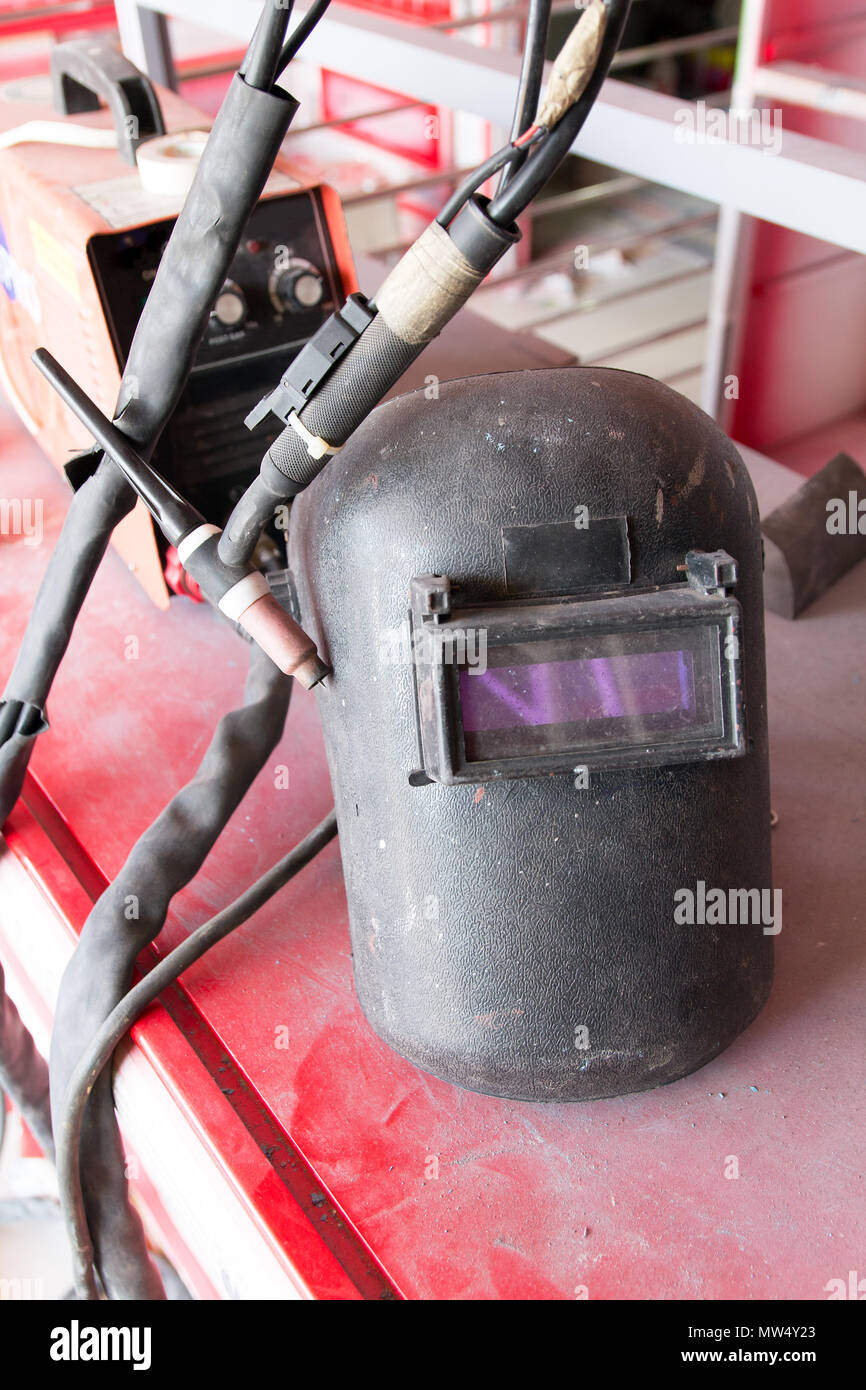 Schweißen, Arbeit, Schweißer, Arbeiter, Metall, Industrie, Stahl,  Industrie, Maske, Argon, Technologie, Sicherheit, Brand, Fabrik, Job,  Fertigung, Schweißen, Gas, ligh Stockfotografie - Alamy