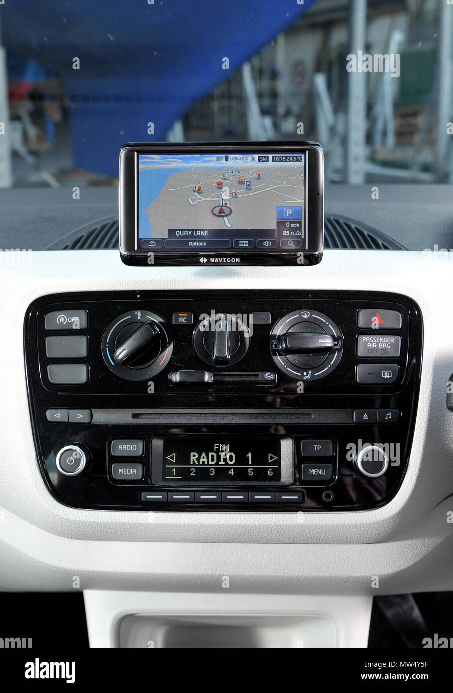 Sat Nav gebaut, um einen VW up! City Car Stockfoto
