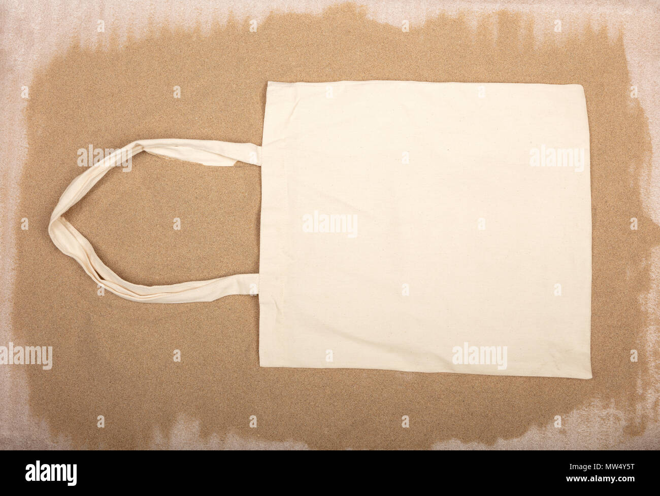 Leeren weißen Stoff Canvas Tasche für Sommer Shopping auf sandigem Hintergrund isoliert Stockfoto