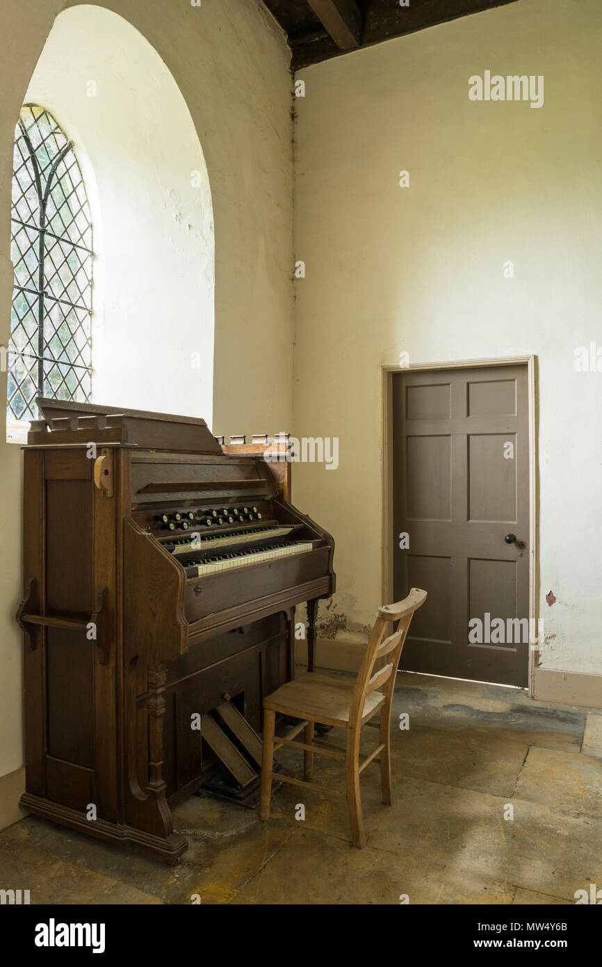 Innenraum der malerischen historischen St Martin's Church mit kleinen traditionellen Holz- Orgel in der Ecke - Allerton Mauleverer, North Yorkshire, England, UK. Stockfoto