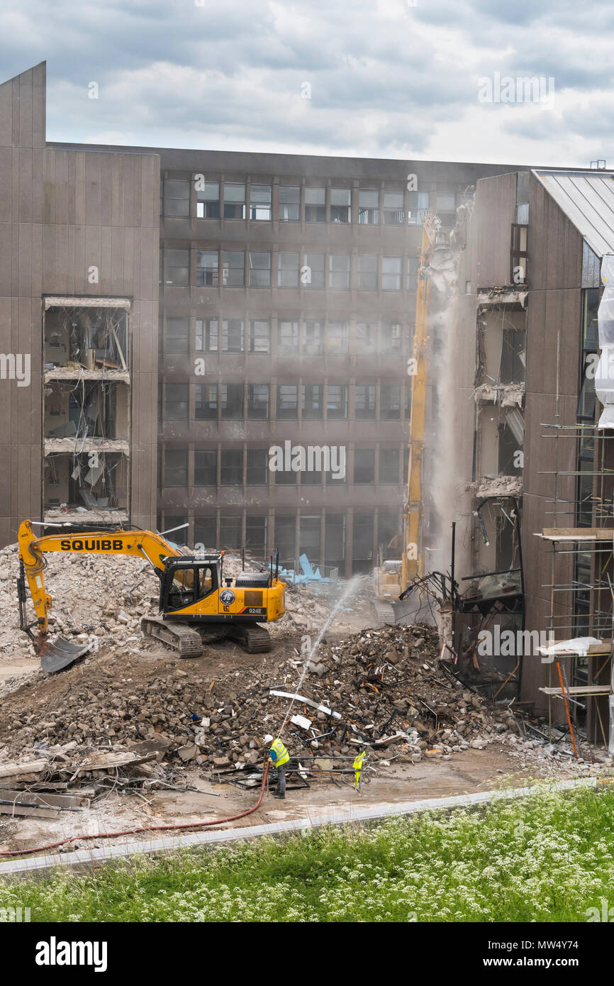 Hohe Aussicht auf abbruchbaustelle mit Schutt, schwere Maschinen (Bagger) Arbeiten & Abriss leer Bürogebäude - Hudson House York, England, UK. Stockfoto