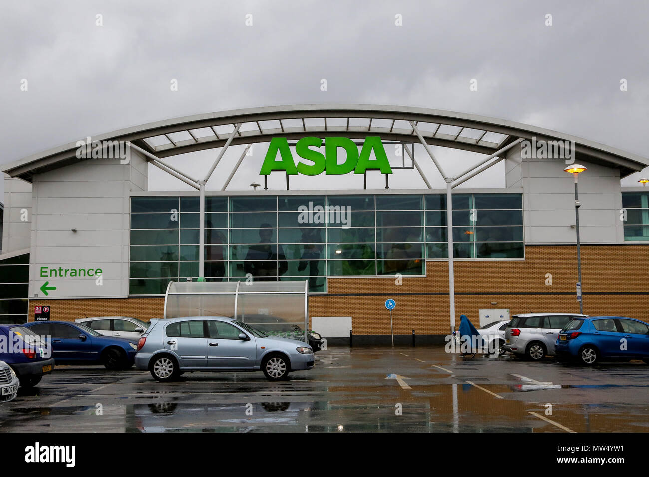 Allgemeine Ansicht von Asda und Sainsbury's Stores im Norden von London. Supermarkt Sainsbury's hat Pläne mit Asda, die derzeit von uns Supermarkt riesen Walmart gehört zu verschmelzen bestätigt. Mit: Atmosphäre, Wo: London, Vereinigtes Königreich, wenn: 30 Apr 2018 Credit: Dinendra Haria/WANN Stockfoto