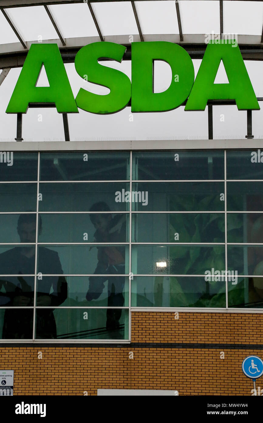 Allgemeine Ansicht von Asda und Sainsbury's Stores im Norden von London. Supermarkt Sainsbury's hat Pläne mit Asda, die derzeit von uns Supermarkt riesen Walmart gehört zu verschmelzen bestätigt. Mit: Atmosphäre, Wo: London, Vereinigtes Königreich, wenn: 30 Apr 2018 Credit: Dinendra Haria/WANN Stockfoto