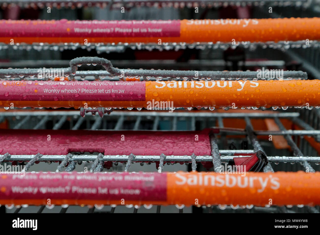 Allgemeine Ansicht von Asda und Sainsbury's Stores im Norden von London. Supermarkt Sainsbury's hat Pläne mit Asda, die derzeit von uns Supermarkt riesen Walmart gehört zu verschmelzen bestätigt. Mit: Atmosphäre, Wo: London, Vereinigtes Königreich, wenn: 30 Apr 2018 Credit: Dinendra Haria/WANN Stockfoto