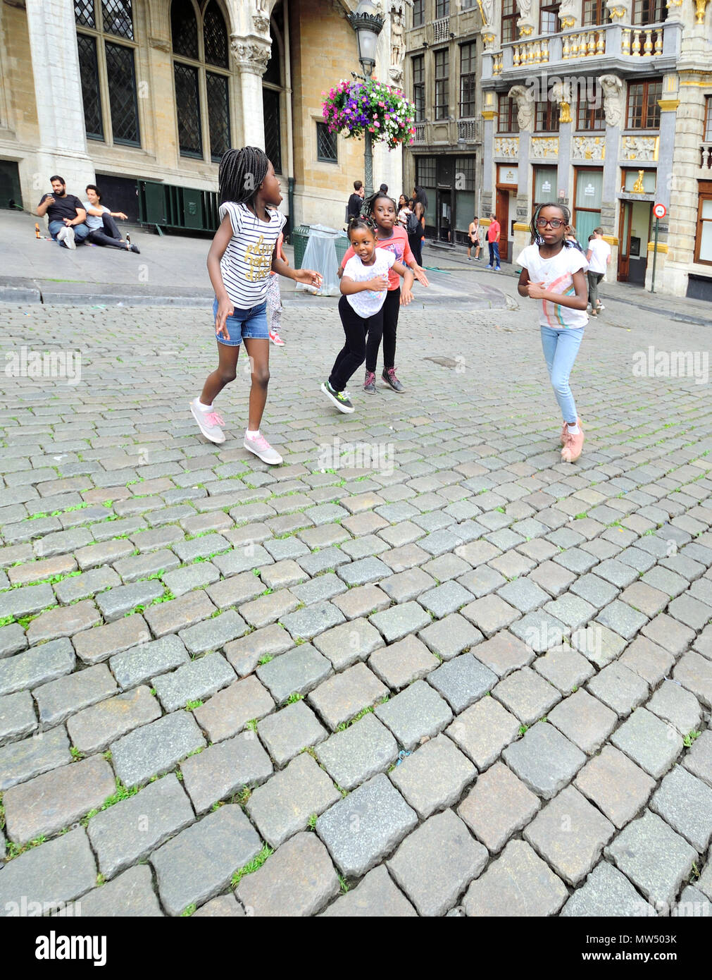 Junge Mädchen in der Grand Place, Brüssel, Belgien spielen. Stockfoto