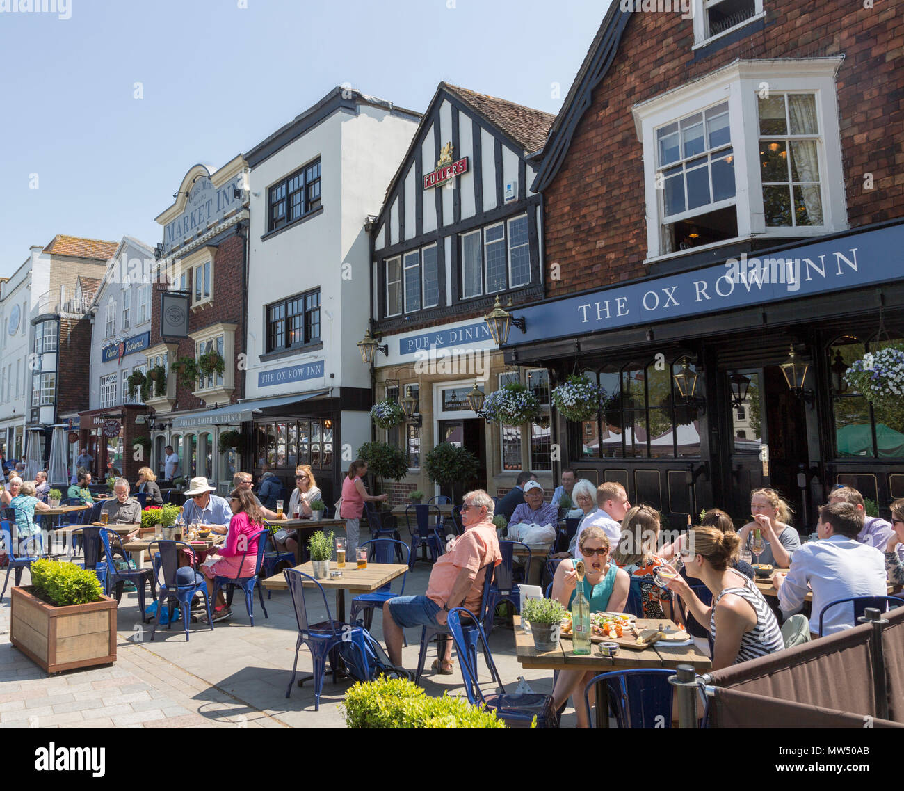 Die Leute draußen sitzen Ox Row Inn und Market Inn an einem sonnigen Tag, Marktplatz, Salisbury, Wiltshire, England, Großbritannien Stockfoto