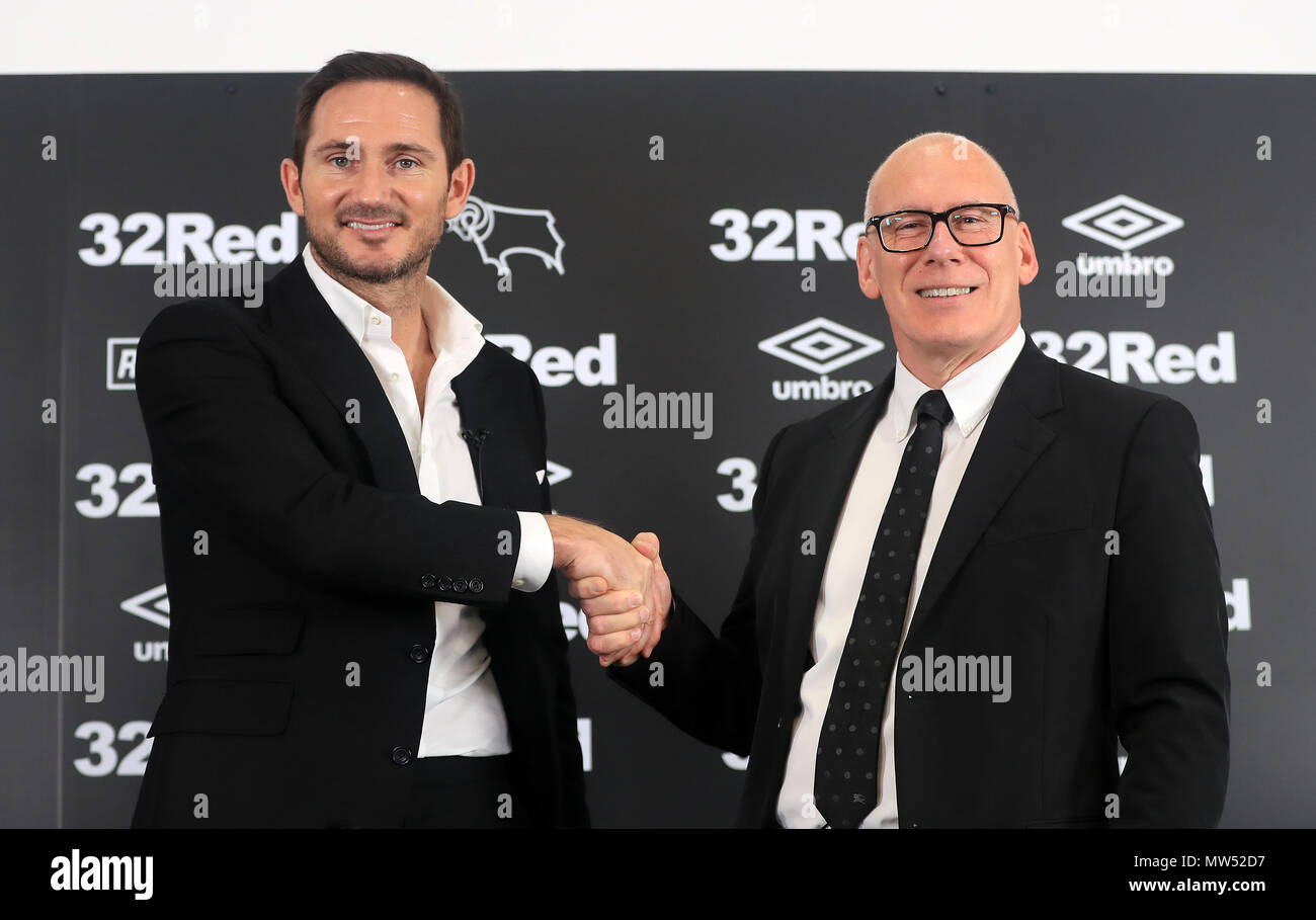 Neue Derby County Manager Frank Lampard und Eigentümer Melvyn Morris (rechts) während der Pressekonferenz im Pride Park Stadium, Derby. Stockfoto